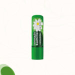 Pflegender Lippenstift mit Kamillenblüten-Extrakt, Bienenwachs und Carnaubawachs.