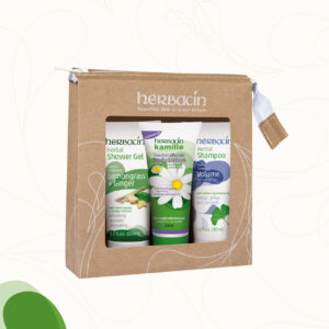 Das Kleine Verwöhntrio "grün" von Herbacin besteht aus einer 30 ml Tube Herbacin Kräuter Shower Gel Zitronengras-Ingwer, einer 30 ml Tube Herbacin Kräuter Shampoo Volumen und einer 20 ml Tube Herbacin Hautstraffende Body Lotion.