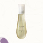 Das Herbacin Face Care Cleansing Oil in der 200 ml Flasche ist ein Reinigungsöl mit milden Tensiden aus nachwachsenden Rohstoffen und enthält pflegendes Mandelöl