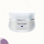 Die Herbacin Face Care Day Cream im 50 ml Tiegel ist eine Feuchtigkeitscreme mit Mandelöl, Jojobaöl, Sheabutter, Dex-Panthenol, Fucose-Biopolymer, Extrakten der Weißen Lupine, Carnosin, Vitamin E sowie weiteren Extrakten aus Aloe Vera, reifen Melonen und Ginseng