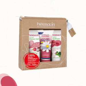 Das Kleine Verwöhntrio "rot" von Herbacin besteht aus einer 30 ml Tube Herbacin Kräuter Shower Gel Drachenfrucht-Passionsfrucht, einer 30 ml Tube Kräuter Shampoo Pflege sowie einer 20 ml tube der Herbacin Intensiv Pflege Body Lotion