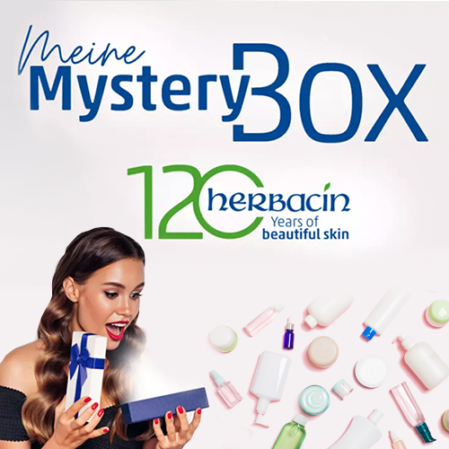 Junge Frau öffnet begeistert eine Geschenkbox; daneben der Schriftzug ‚Meine Mystery Box – 120 Jahre Herbacin‘ – Überraschungsaktion zum Jubiläum.