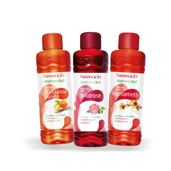 Drei Flaschen Herbacin Wellness Bad in den Duftrichtungen Mandarine Vanille, Wildrose und Hamamelis – aromatische Pflegebäder für Körper und Seele.