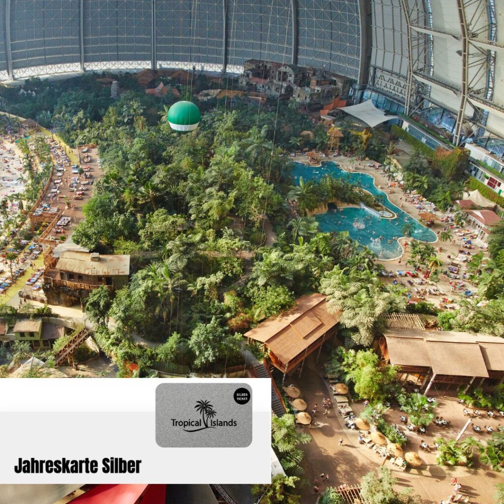 Tropical-Islands-Brandenburg Blick auf die tropische Wasserlandschaft im Tropical Islands Erlebnisbad mit Regenwald, Lagune und Hinweis auf Jahreskarte Silber.
