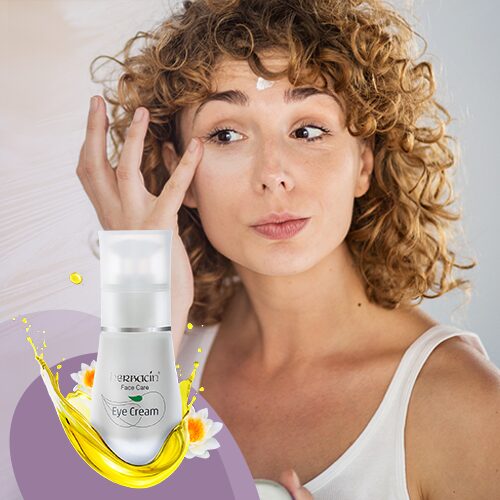 Junge Frau trägt vor dem Spiegel sanft Augencreme unter ihr Auge auf; im Vordergrund die Herbacin Face Care Eye Cream – gezielte Pflege für die empfindliche Augenpartie.