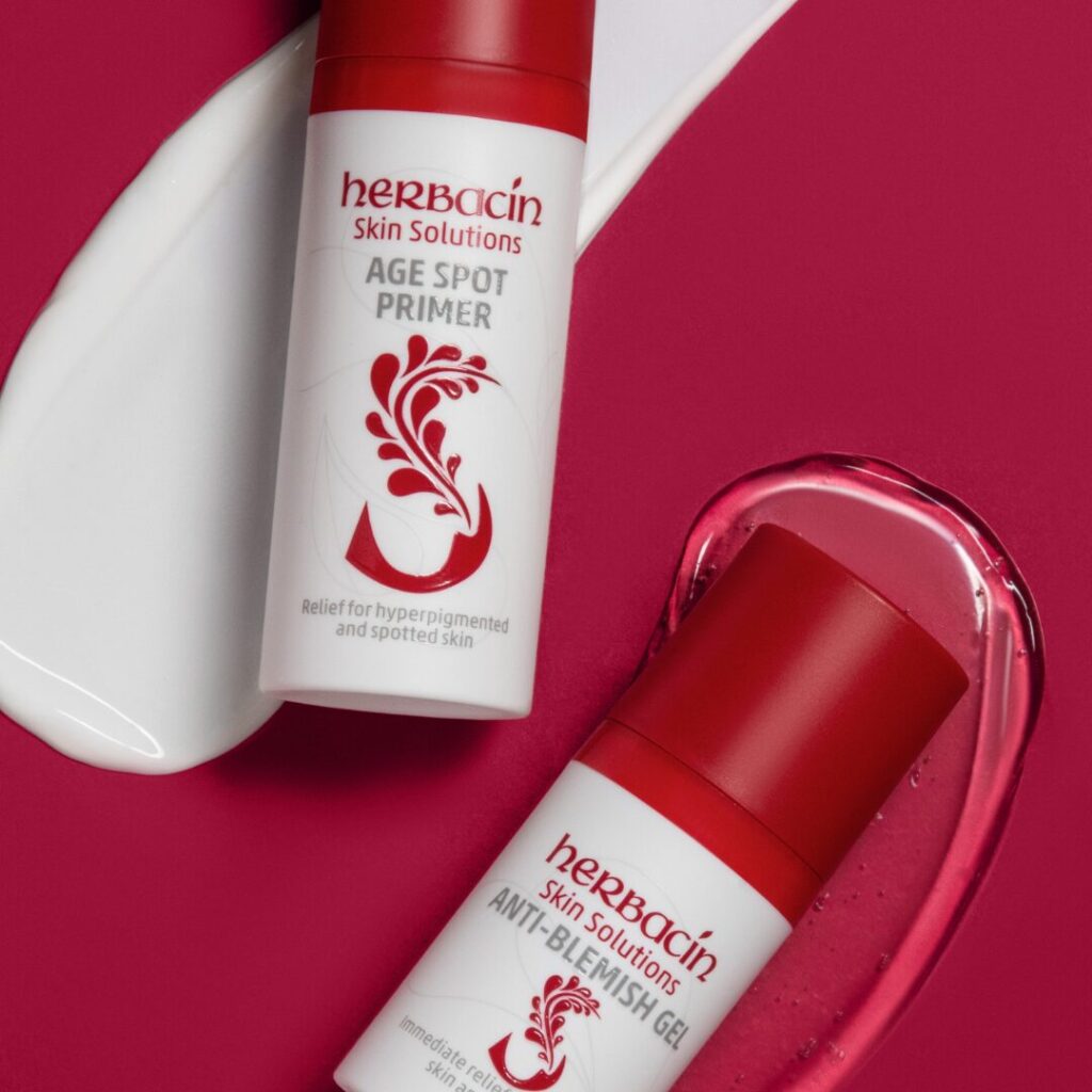 Zwei Herbacin Skin Solutions Produkte – Age Spot Primer und Anti-Blemish Gel – vor farbigem Hintergrund zur Behandlung unreiner und pigmentierter Haut.