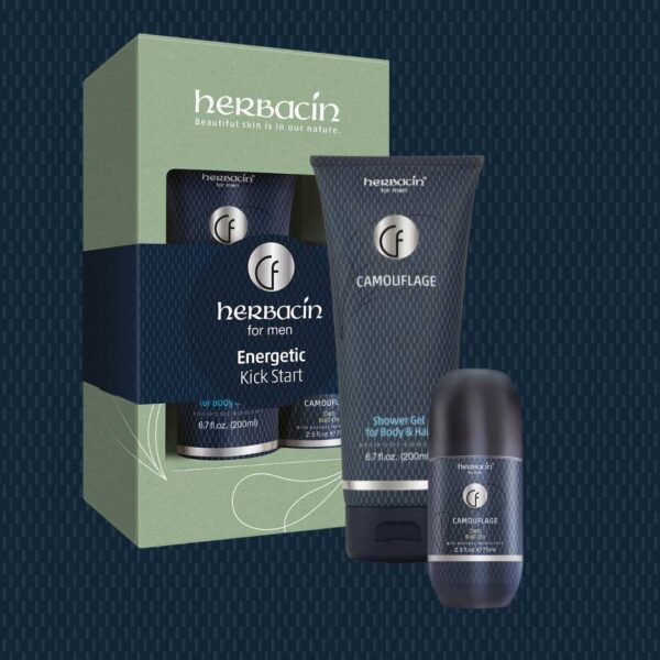 Herbacin for men Energetic Kick Start Set bestehend aus Duschgel für Körper & Haar und Camouflage Deo Roll-On vor blauem Hintergrund.