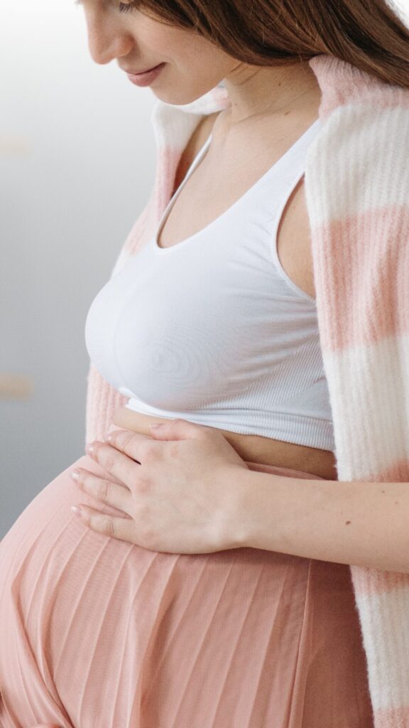 herbacin-schwangerschaft-preglife-landingpage-portrait Porträt einer schwangeren Frau mit Hand auf dem Babybauch – emotionales Bild zur Kampagne „Deine Geschichte“ mit Preglife und Herbacin.