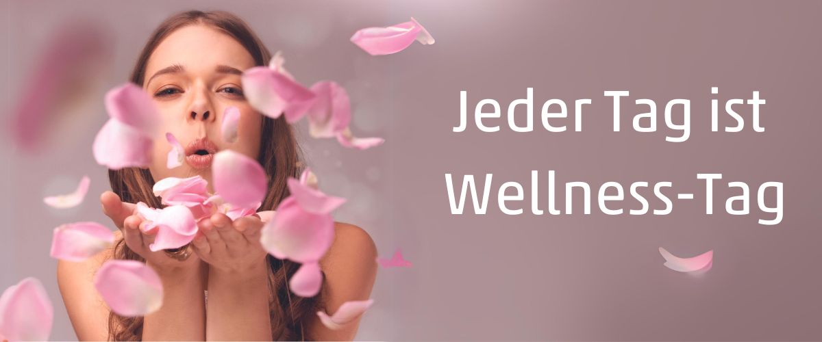 Frau pustet rosa Blütenblätter in die Kamera, daneben der Slogan „Jeder Tag ist Wellness-Tag“ auf rosafarbenem Hintergrund.